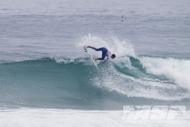 De backside, Gabriel manteve a pegada para vencer em Hossegor. Foto: Kirstin/ASP