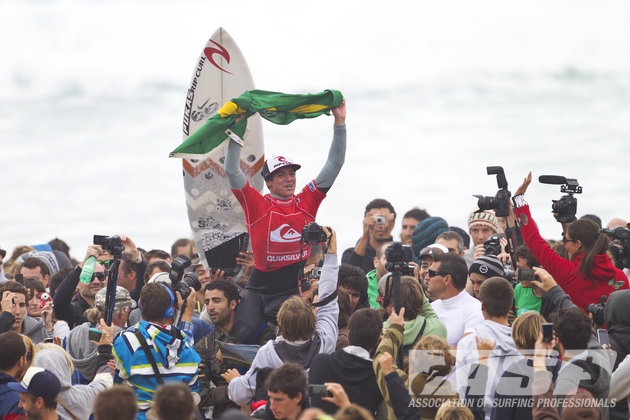 O Brasil em festa por Medina. Foto: Kirstin/ASP
