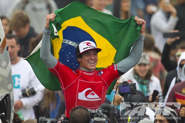 Moleque tipicamente brasileiro, brincando de fazer história mundo a fora. Foto: Kirstin/ASP