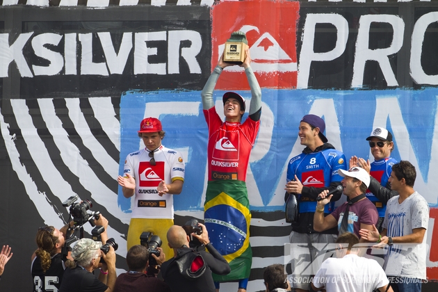 O que todos nós esrepávamos, Gabiel Medina no lugar mais alto do pódio no WT. Foto: Kirstin/ASP