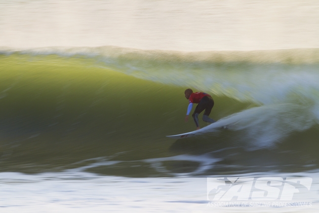 Kelly surfou tudo que pôde, mesmo assim saiu derrotado para Mineiro. Foto: Kirstin / ASP