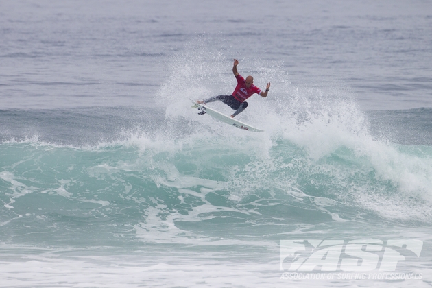Kelly Slater viu todas as suas estratégias irem por água abaixo contra Medina. Foto: Kirstin/ASP
