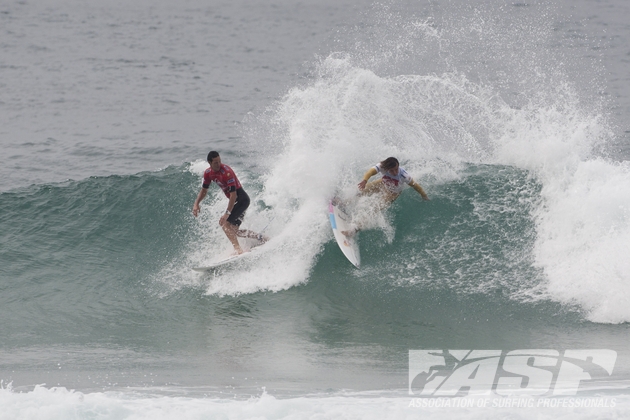 Jordy Smith e Julian Wilson brincando na França. Foto: Cestari/ASP