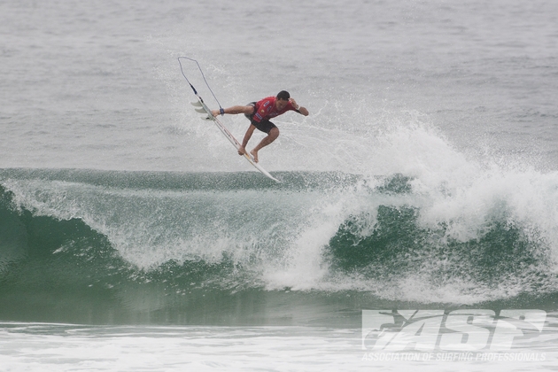 Jordy Smith voltou pra água depois da contusão em Teahupoo já conquistando um terceiro lugar. Foto: Cestari/ASP