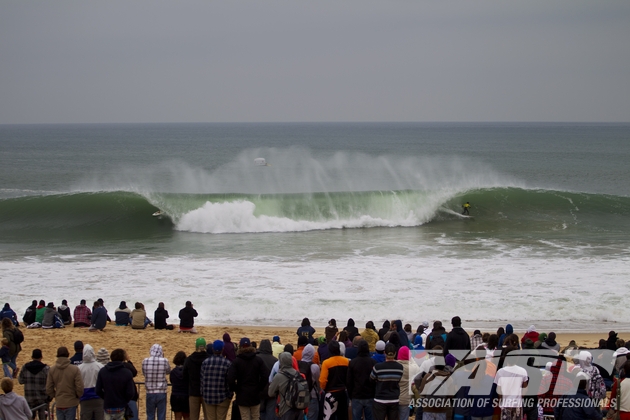 Direita ou esquerda? Era só escolher o melhor caminho e botar pra dentro. Foto: Kirstin / ASP