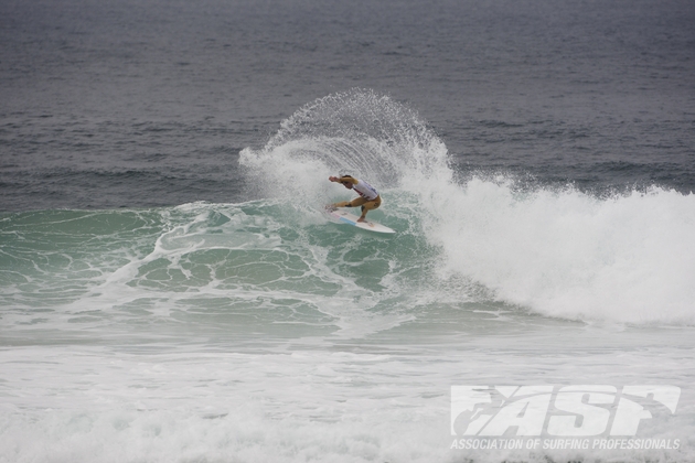 Julian em mais uma na briga ferrenha em Hossegor. Foto: Cestari/ASP