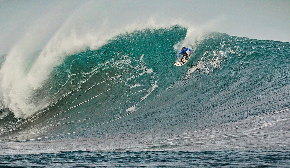 Fazer um drop no ar, em uma onda com mais de 20 pés, não é tarefa para qualquer surfista. Nesta, Cristian Merello no take-off. Foto: Escobar / BWWT.