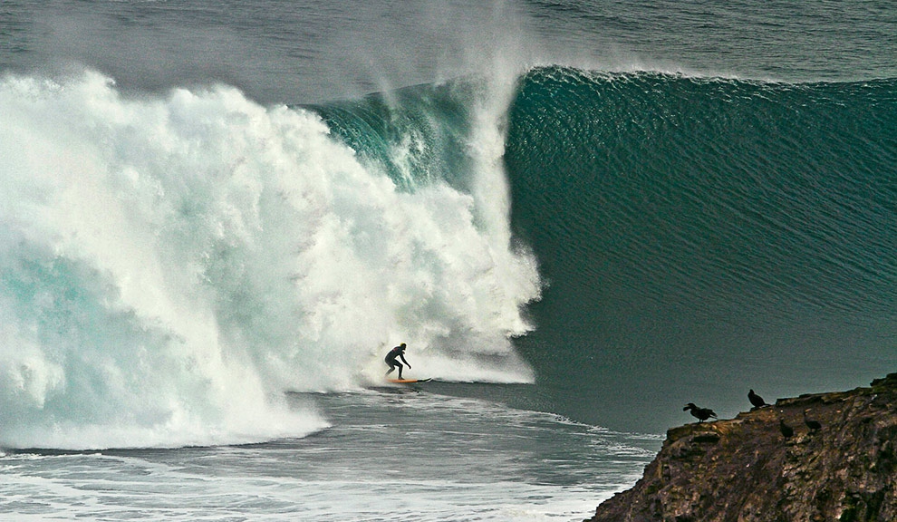 Após completar o drop insano, Frank Solomon foi engolido pela montanha d'água em Punta de Lobos. Foto: Deheeckere / BWWT.
