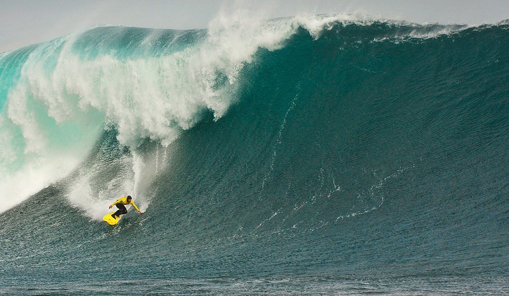 Dominar uma prancha com mais de 10 pés em uma cavada mostruosa, é um desafio destinado apenas aos mais destemidos e insanos surfistas, como Ramon Navarro. Foto: Escobar / BWWT.
