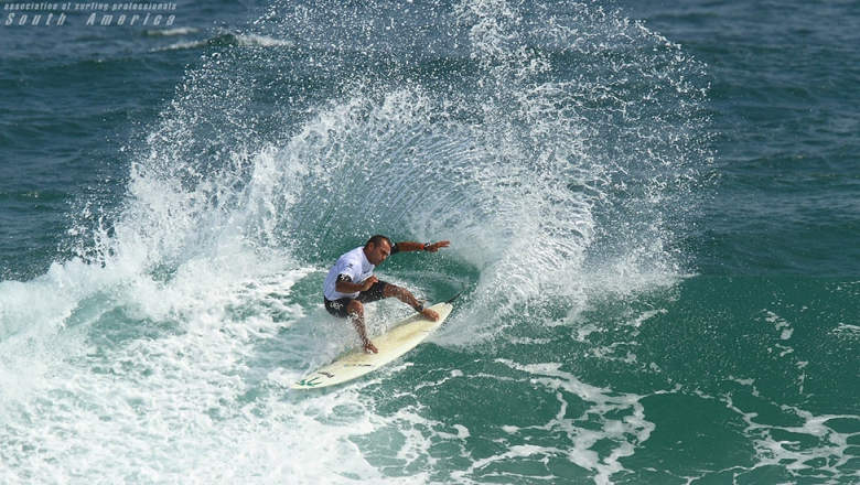 Melhor brasileiro na história do circuito mundial da ASP, Victor Ribas continua surfando como um garoto. Foto: Daniel Smorigo / ASP