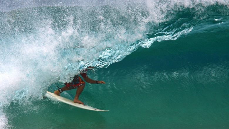 Bruno Santos não entrou para a elite, mas sempre que entra como convidado em alguma etapa, faz bonito. Como em Teahupoo, onde venceu a etapa de 2008. Foto: Daniel Smorigo / ASP