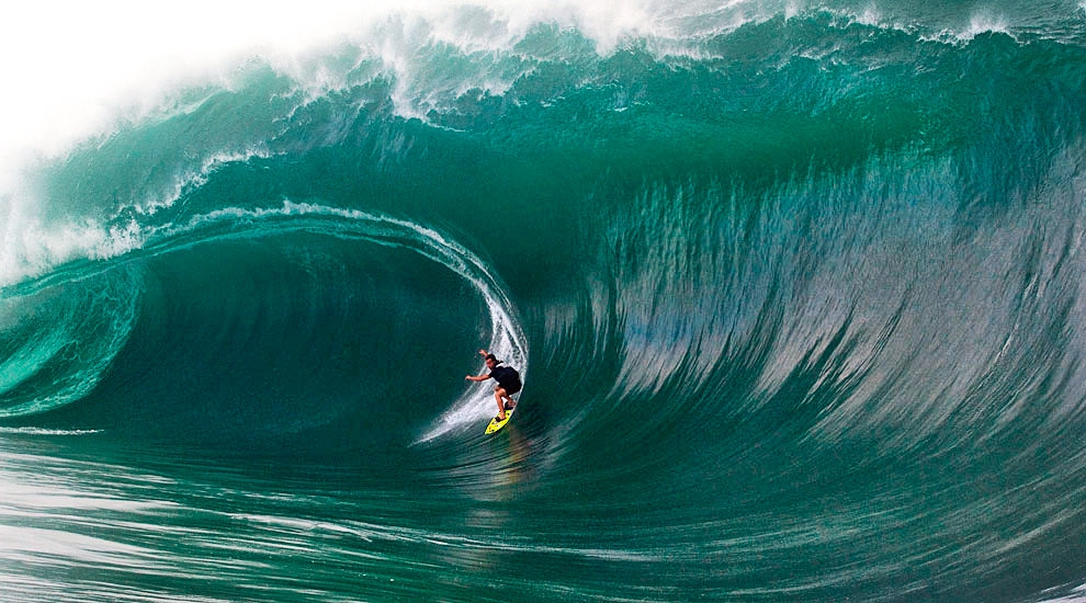 Depois de passou a dedicar a sua vida à caça de grandes swells mundo a fora, Gordo foi recompensado com uma das ondas mais espetaculares do mega swell em Teahupoo. Foto: Robbo / ASP