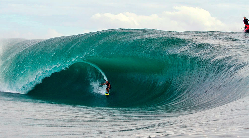 A espessura do lip, sobre a rasa bancada de Teahupoo, impressiona qualquer um que sabe bem dos perigos que esses insanos surfistas desafiaram neste dia histórico. Foto: Robbo / ASP