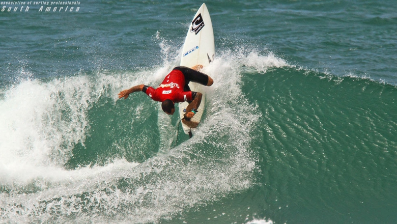 De Saquarema para o mundo, Raoni Monteiro tem tudo para se manter por mais alguns anos no WT chegando junto. Foto: Daniel Smorigo / ASP