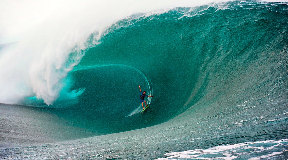 A onda mais comentada da bomba no Taiti, rendeu ao charger norte-americano Nathan Fletcher capas nas maiores revistas de surf do mundo, com todos os méritos. Foto: tim-mckenna.com / Surfline