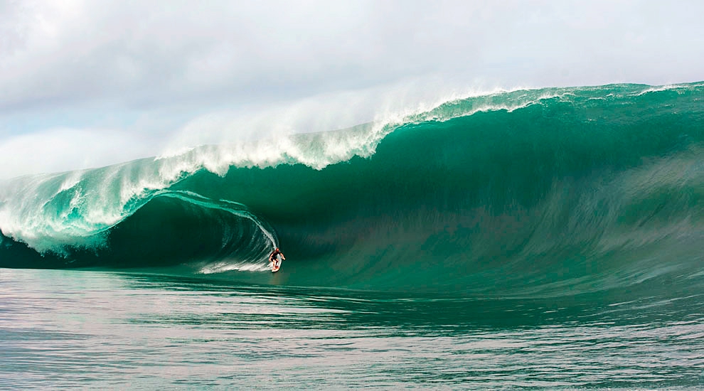 Teahupoo em condições assustadoras. Pela primeira vez na história do pico, um alerta vermelho foi dado, por conta da ondulação de oeste que formava um double-up fechando as morras rapidamente e sugando toda a água do reef, o que tornava quase impossível sair ileso de um destes tubos. Foto: tim-mckenna.com / Surfline
