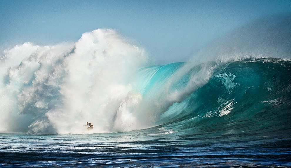 Acontece até com os melhores do mundo. Tendo abandonado a etapa sul-africana do WT para dedicar-se exclusivamente as ondas de Fij, Kelly Slater, de backside, não conseguiu cavar a tempo nessa onda e sentiu na pele a pressão de Cloudbreak. Foto: Bruno Smith