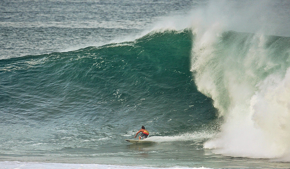 Fundo de areia, água quente, com ondas pesadas e perfeitas, só Puerto Escondido pode oferecer. Timmy Reyes agradece. Foto: Bidu.
