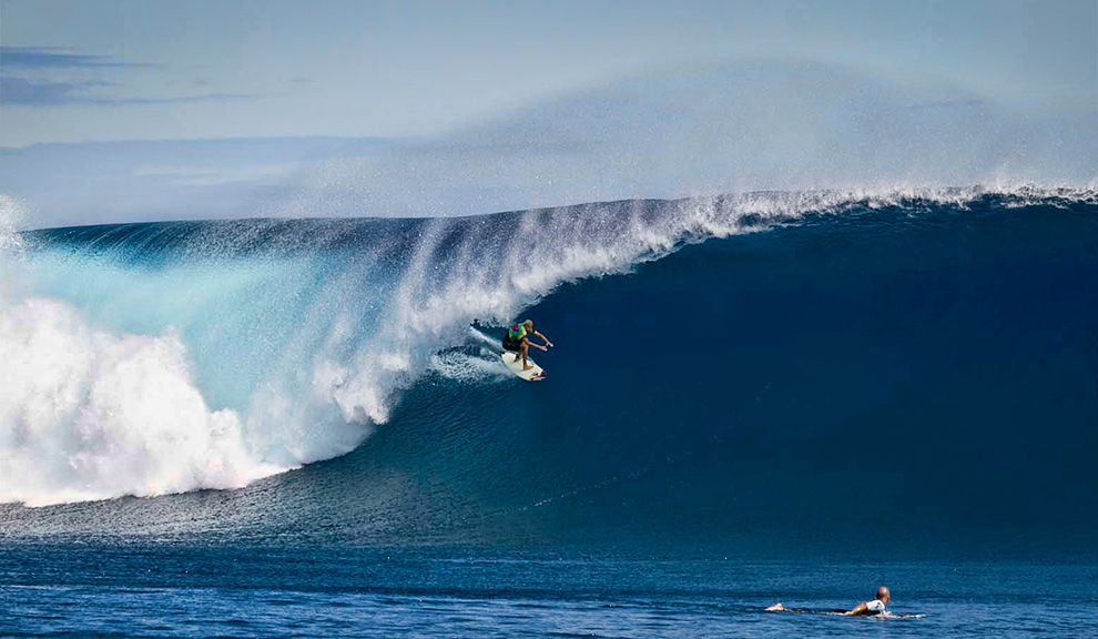 Perfeição máxima! Com tubos grandes, lisos e criatalinos, este está sendo considerado o melhor swell de 2011 no planeta. Tanner Gudauskas marcou presença. Foto; Bruno Smith