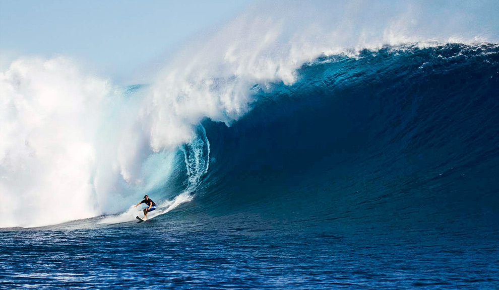 Mesmo com toda a perfeicão, as bombas que chegaram aos 18 pés em Cloudbreak podem ser traiçoeiras e quebrar bem rápido em cima de quem não conseguir fazer um bottom turn rápido e preciso, Nesta, o havaiano Reef Mcintosh sabe o momento certo de cavar e jogar pra dentro. Foto: Bruno Smith
