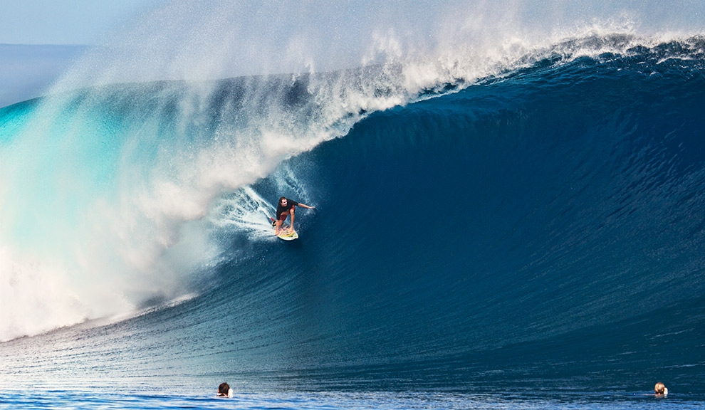 O californiano Alex Gray vem sendo cada vez mais uma figurinha carimbada nos maiores swells ao redor do mundo. Tubos como este se tornaram sua especialidade. Foto: Bruno Smith.