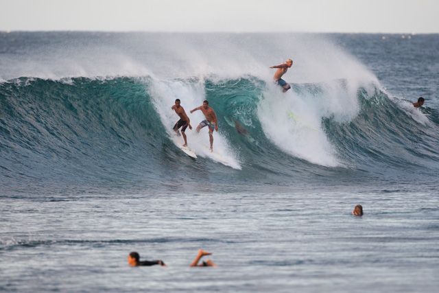 Crowd intenso, típico desta época do ano no Hawaii. Foto: Cestari / ASP