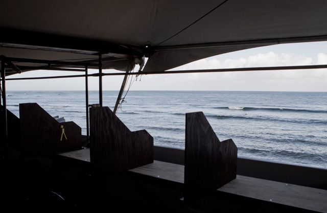 Visão dos juízes em Haleiwa ainda com o mar flat. Foto: Kirstin / ASP