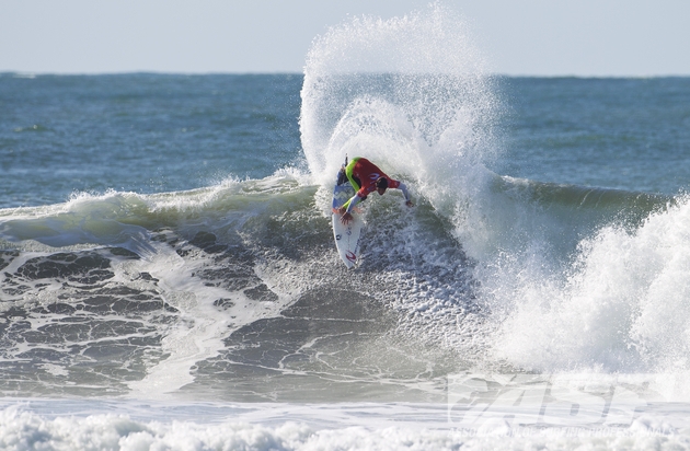 De backside, Gabeirl Medina mostrou que sabe bem utilizar o seu power surf para vencer uma final. Foto: Kirstin / ASP