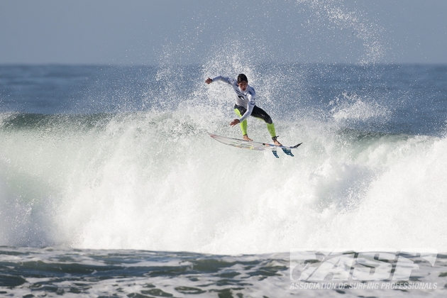 O aéreo voltando na base da onda executado pelo fenomenal Medina na semifinal. Foto: Cestari / ASP