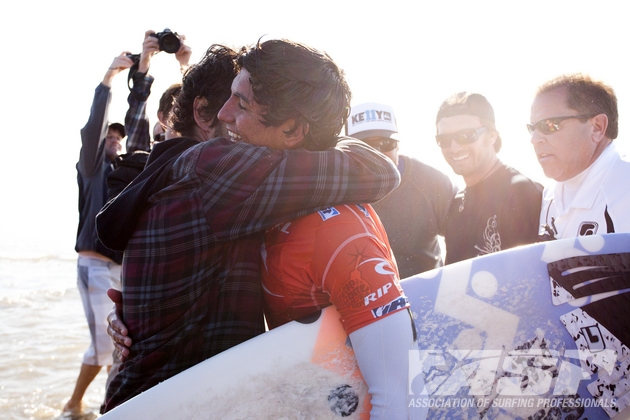 O merecido abraço de Charles Serrano, maior incentivador da carreira do filho Gabriel Medina. Foto: Cestari / ASP