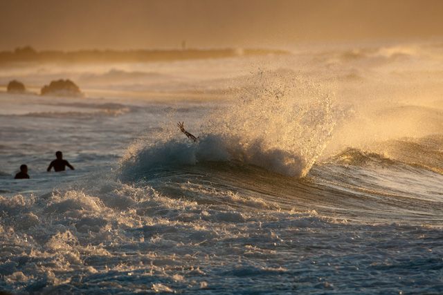 Spray do fim de tarde no North Shore. Foto: Cestari / ASP