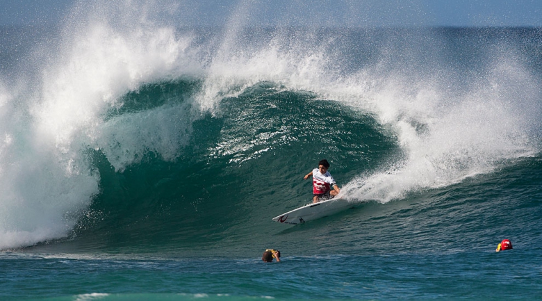 Nosso fenômeno Medina, surpreendendo até em Pipeline. Foto: ASP / Surfline