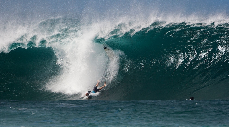 Adam Melling caiu e não estará mais no World Tour, no ano que vem. Foto: ASP / Surfline