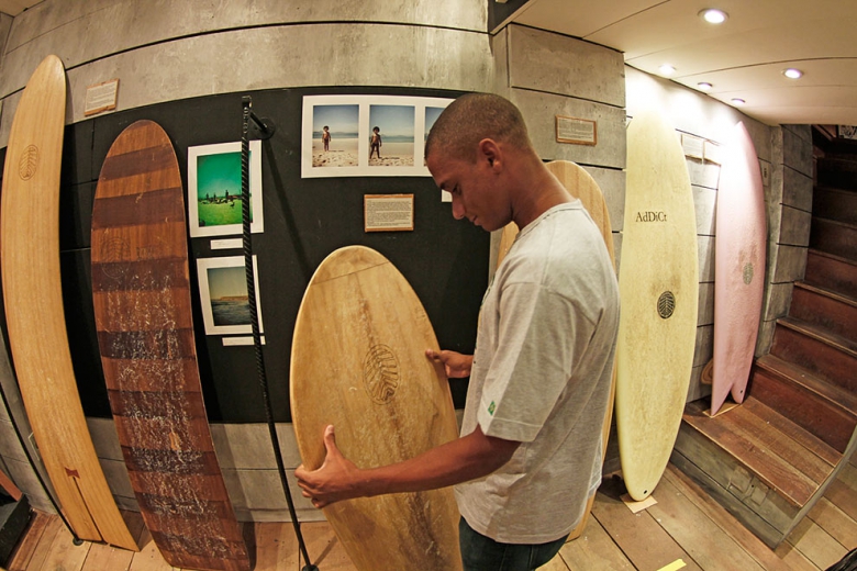 Davi Fernandes gostou do modelo de prancha Paipo. Foto: Marcos Myara