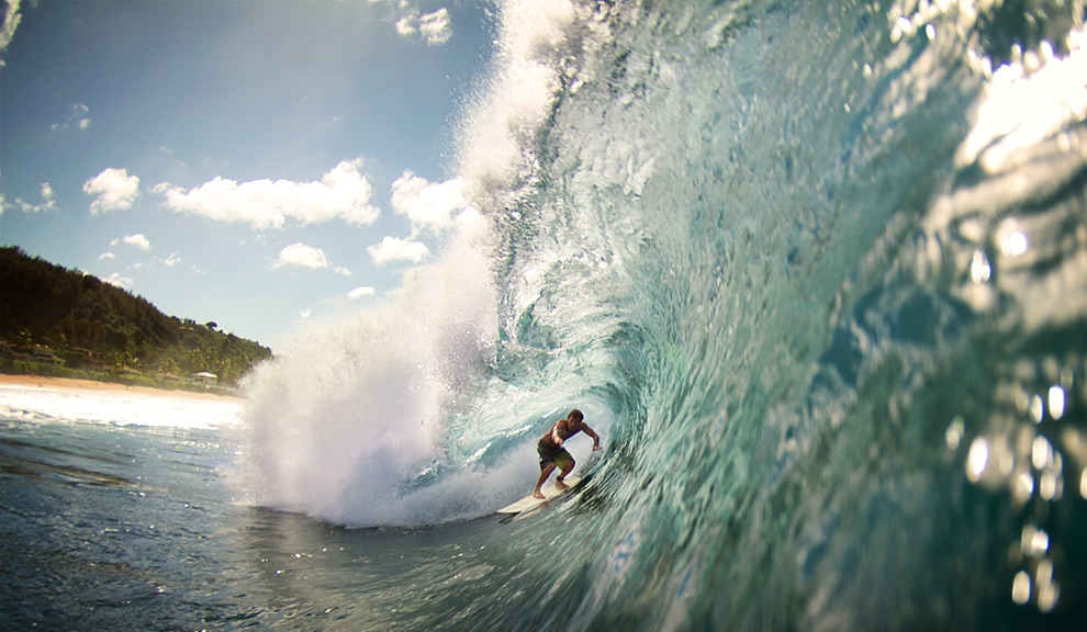 Surfista não identificado prestigiando uma das visões mais cobiçadas para qualquer surfista, de dentro de um canudo de Pipeline. Foto: Marcio Luiz