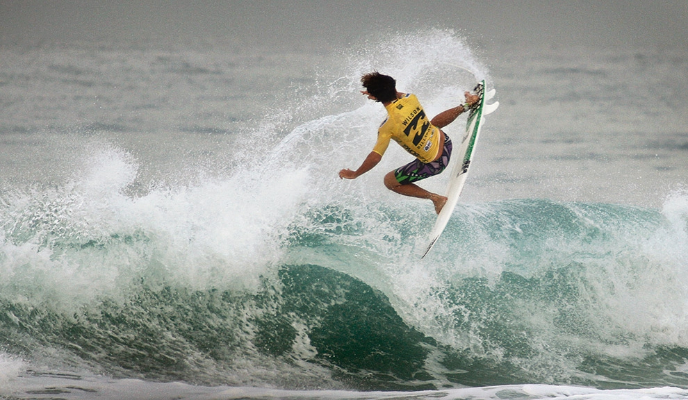 Na seguida, Julian Wilson enfrentou John John Florence em um duelo de aéreos. Julian não conseguiu completar a maioria de seus voos e John John levou a melhor. Foto: Marcos Myara