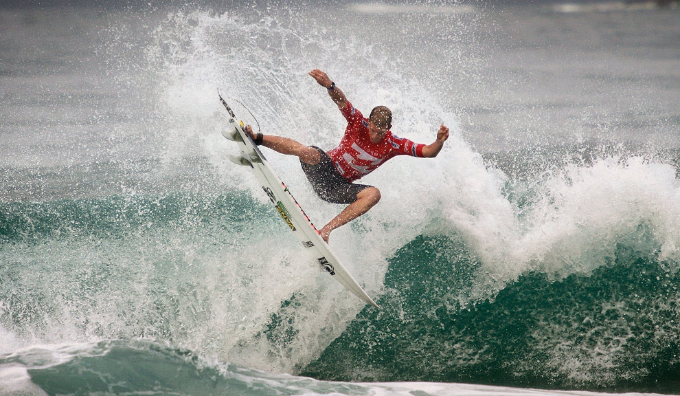 John John assumindo controle do show contra Julian Wilson. Foto: Marcos Myara