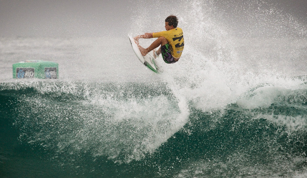 Julian Wilson arriscando um slob, mas sem sorte. Foto: Marcos Myara