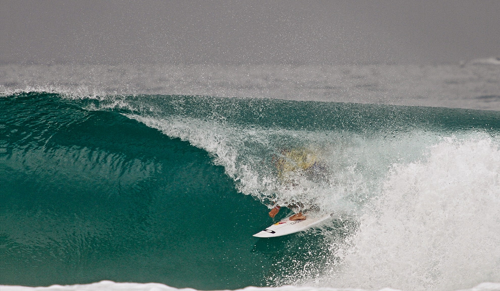 Depois foi a vez da bateria mais aguardada do dia: Adriano de Souza contra Josh Kerr. Mineirinho se garantiu com logo no início com esse tubo 8.10. Foto: Marcos Myara