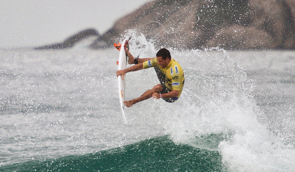 Poucos minutos depois, esse aéreo lhe rendeu um 6.17 e colocou Josh Kerr em combinação por grande parte da bateria. Foto: Marcos Myara