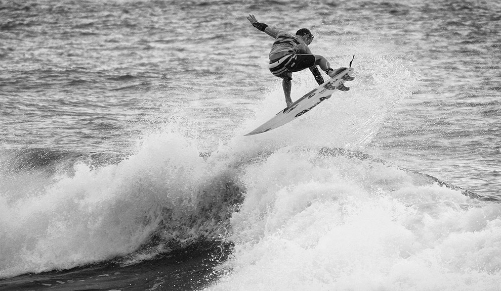 Josh Kerr enfrentou John John na segunda semifinal e rapidamente entrou em combinação, após dois tubos de John John. Somente no final da bateria, Josh conseguiu completar esse Indy grab para sair da combi, mas já era tarde demais. Foto: Marcos Myara