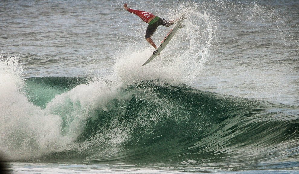 O monstro de 19 anos de idade, John John puxando os limites. Foto: Marcos Myara