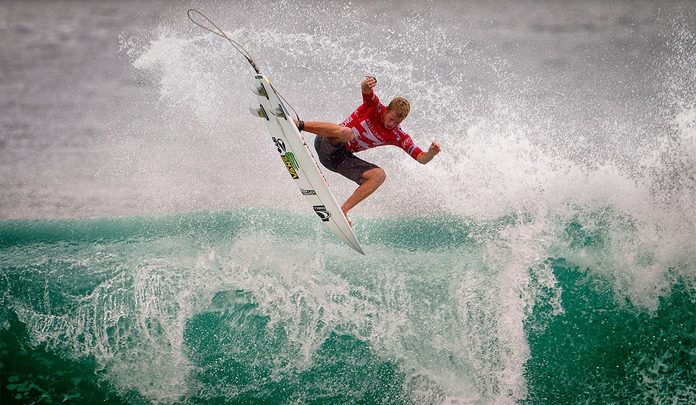 Com a vitória, John John embolsou $100.000 dólares e assumiu a sexta posição no ranking mundial da ASP. Com o vice, Joel Parkinson tomou a liderança e Adriano de Souza, a quarta posição. Foto: ASP/Kirstin