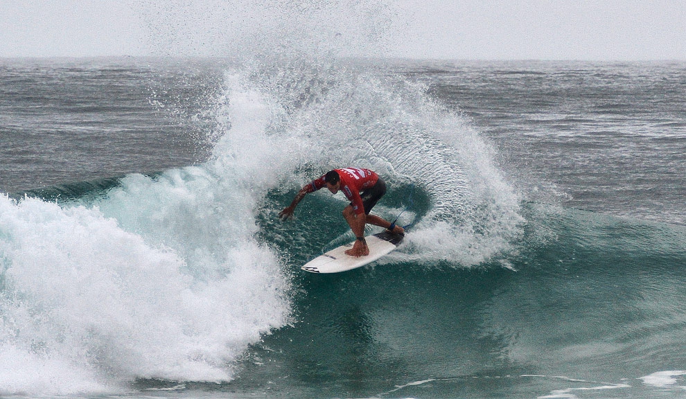 Na primeira bateria do dia, pelas quartas de final, Joel Parkinson eliminou o português Tiago Pires em um mar difícil e tempo chuvoso. Foto: Marcos Myara