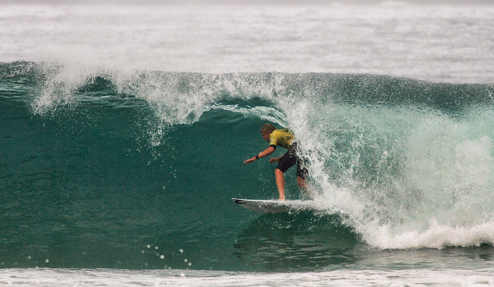 Foi a vez dos veteranos australianos travarem um duelo. A bateria entre Joel Parkinson e Mick Fanning decidiu o primeiro semifinalista do evento e Mick saiu na frente com esse tubo. Foto: Marcos Myara