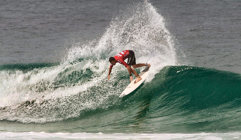 Do jeito que John John vinha surfando, seria difícil tirar alguma uma carta da manga aqui. Com o vento soprando mais forte e as condições piorando, Joel pegou muitas ondas de uma manobra só, fechando, enquanto John John se garantiu logo no início. Foto: Marcos Myara 