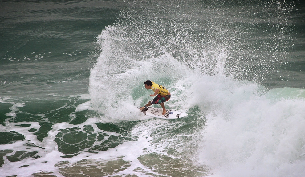 Willian Cardoso não conseguiu surfar muitas ondas e caiu contra John John Florence na repescagem. Foto: Conrado Lage