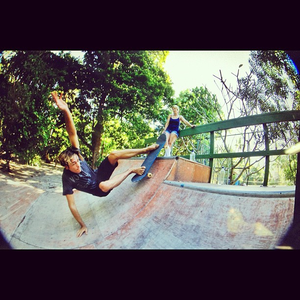 O fotógrafo Brent Bielmann de rolé na mini ramp de Tavarua, com a mãe de John John Florence ao fundo.