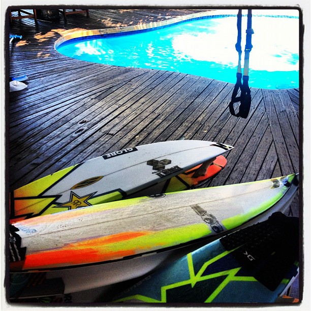 O quiver de Ace Buchan por enquanto curte uma piscina do hotel.