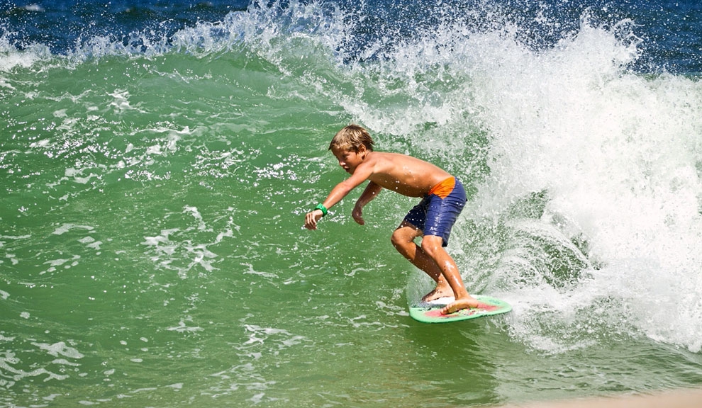 Lucas Fink fazendo qualquer onda parecer over head. © Andre Magarao